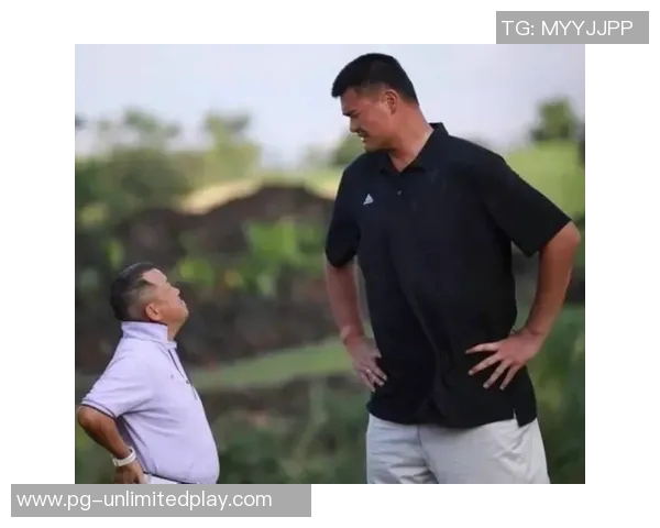 姚明与萧亚轩同框视频引发热议粉丝纷纷点赞两位明星的默契互动让人惊喜