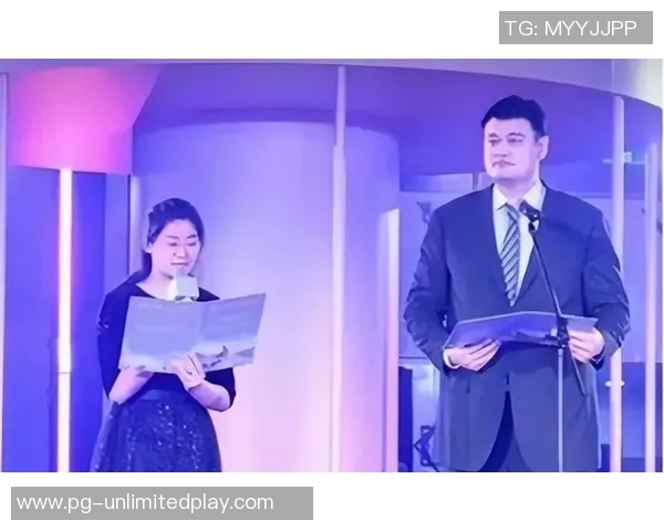 姚明在舞台上泪洒歌声中展现情感与坚韧的动人瞬间