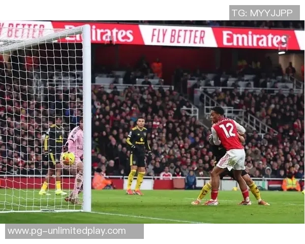 国王杯激战尤文图斯与曼联握手言和乌龙球瞬间引发全场热议 国王杯激战尤文图斯与曼联握手言和乌龙球瞬间引发全场热议